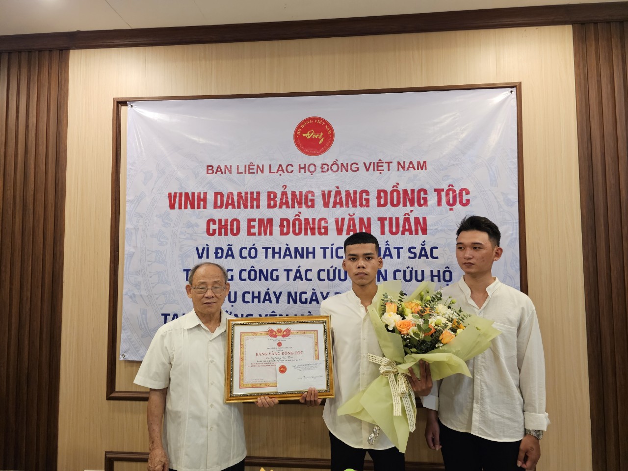 vinh-danh-bang-vang-dong-toc-cho-nguoi-hung-trong-vu-chay-o-cau-giay
