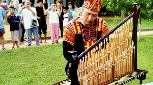nghe-si-bieu-dien-nhac-cu-dan-toc-dong-van-minh-duoc-phong-tang-nsnd
