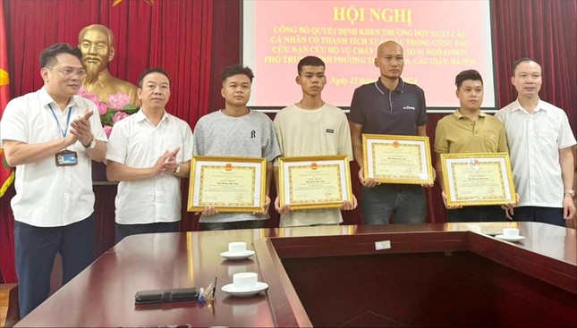 nhung-nguoi-hung-giua-doi-thuong-bai-1-minh-tran-chan-dat-cuu-nguoi